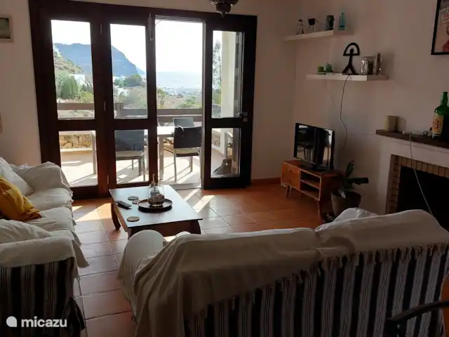 Casa Mar y Carmen en España, Costa de Almería, Las Negras - casa vacacional Amplio salón con chimenea y comedor con acceso a la gran terraza