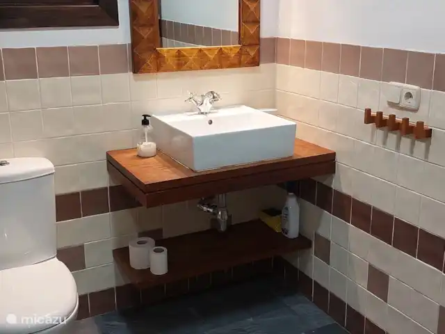 Casa Mar y Carmen en España, Costa de Almería, Las Negras - casa vacacional Amplio cuarto de baño con lavabo, inodoro y bañera. (ver foto siguiente)