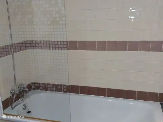 Casa Mar y Carmen en España, Costa de Almería, Las Negras - casa vacacional  El baño grande incluye una bañera con ducha, en la planta baja hay un baño más pequeño con ducha, inodoro y lavabo.