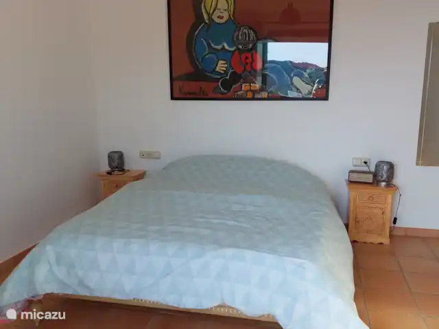 Casa Mar y Carmen en España, Costa de Almería, Las Negras - casa vacacional El dormitorio principal con acceso a la terraza privada con una increíble vista al mar y al parque natural Cabo de Gata también tiene un hermoso armario grande.