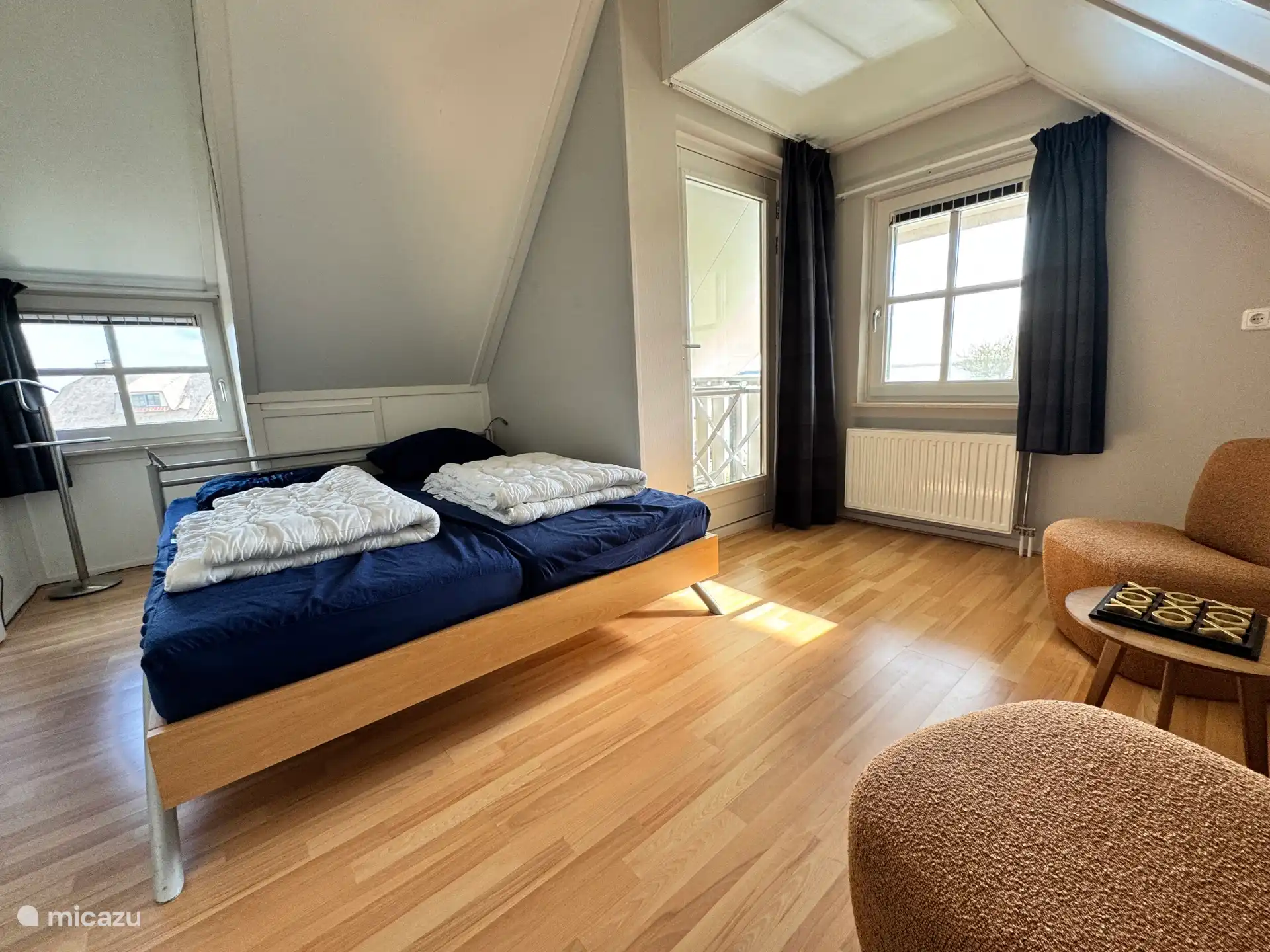 Das Schlafzimmer mit Doppelbett verfügt über eine gemütliche Sitzecke. Wunderbar, ein Buch zu lesen. Sie haben Zugang zum Balkon durch die Terrassentür, wo sich ein Wäscheständer befindet.