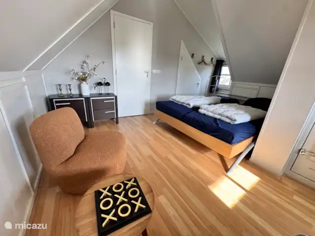 Villa Puur Giethoorn huren in Nederland, Overijssel, Wanneperveen - vakantiehuis De tweepersoon slaapkamer heeft een gezellig zitje. Heerlijk om een boekje te lezen. Je hebt middels de openslaande deur toegang tot het balkon waar een droogrek aanwezig is.