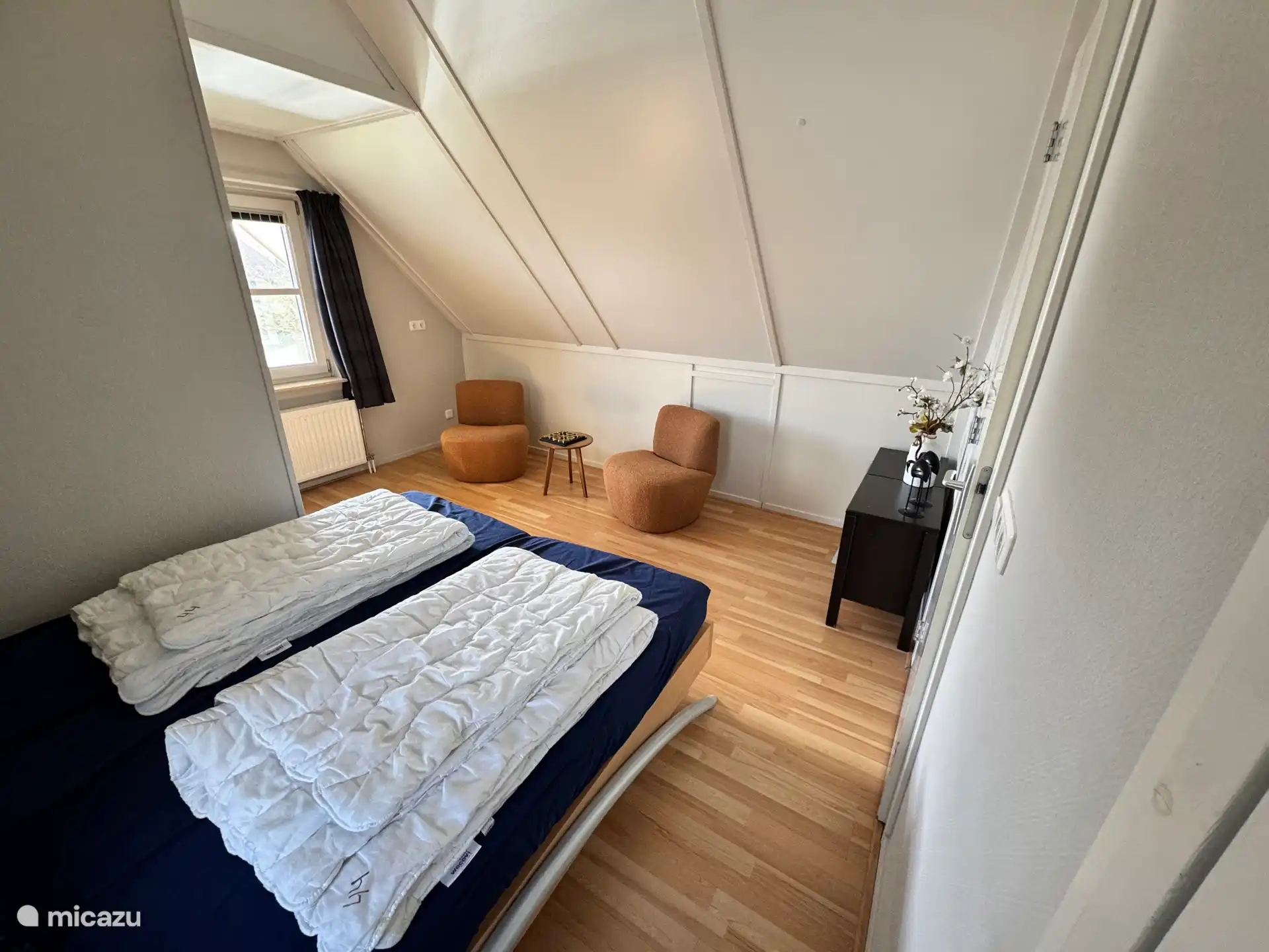 Das Schlafzimmer mit Doppelbett verfügt über eine gemütliche Sitzecke. Wunderbar, ein Buch zu lesen. Sie haben Zugang zum Balkon durch die Terrassentür, wo sich ein Wäscheständer befindet.