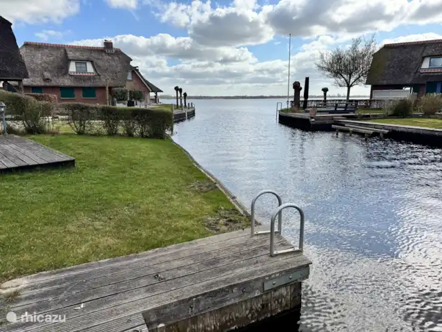Villa Puur Giethoorn huren in Nederland, Overijssel, Wanneperveen - vakantiehuis Bij het steiger bevind zich een trap om in en uit het water te kunnen stappen. Een aanloop met een heerlijke plons mag natuurlijk ook.