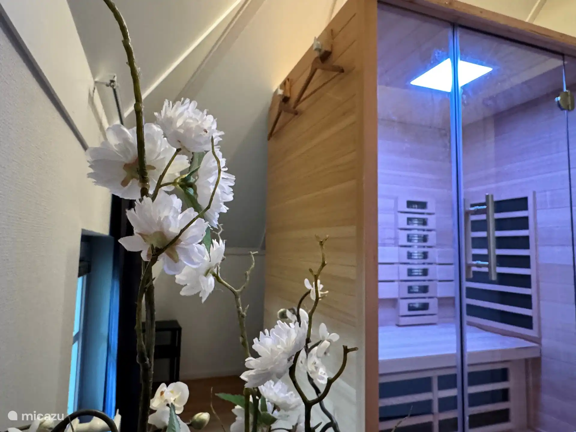 Im ersten Stock, im kleineren Schlafzimmer, in dem sich ein Doppelbett für 1 Person befindet, befindet sich eine Sauna, die Sie unbegrenzt nutzen können.