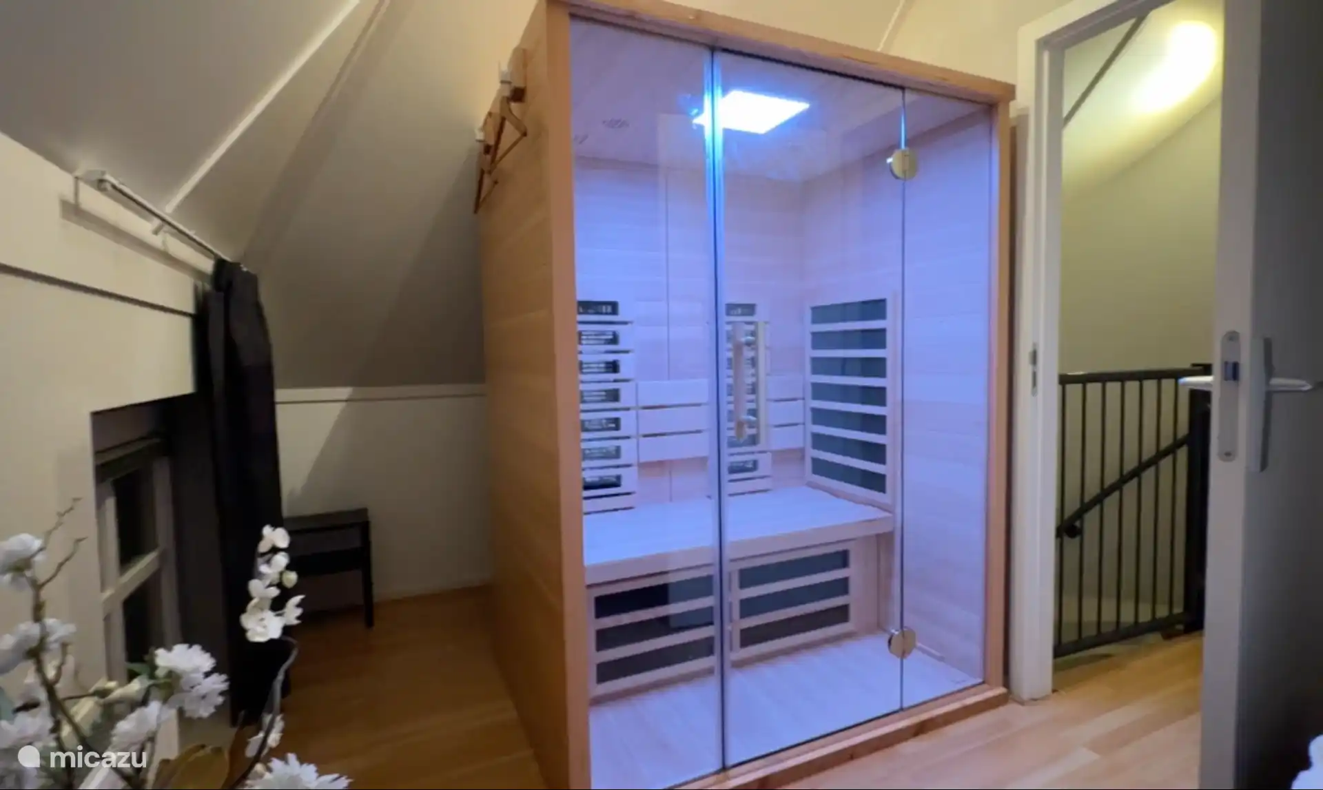 Sauna im Schlafzimmer auf dem Boden und in der Nähe des Badezimmers, um eine kalte Dusche zu nehmen