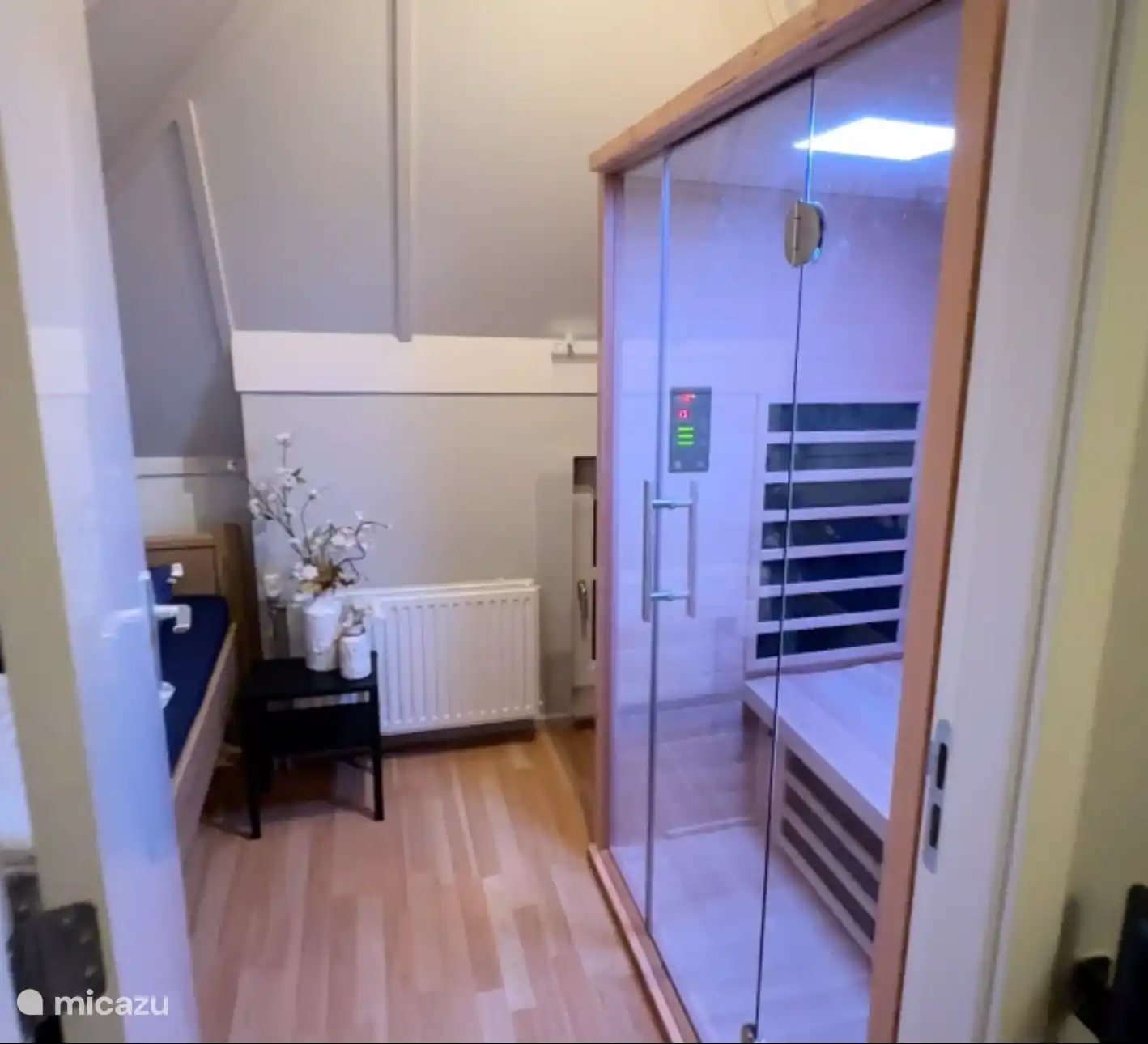 In dem Raum, in dem sich die Sauna befindet, befindet sich ein vollwertiges Boxspringbett für 1 Person