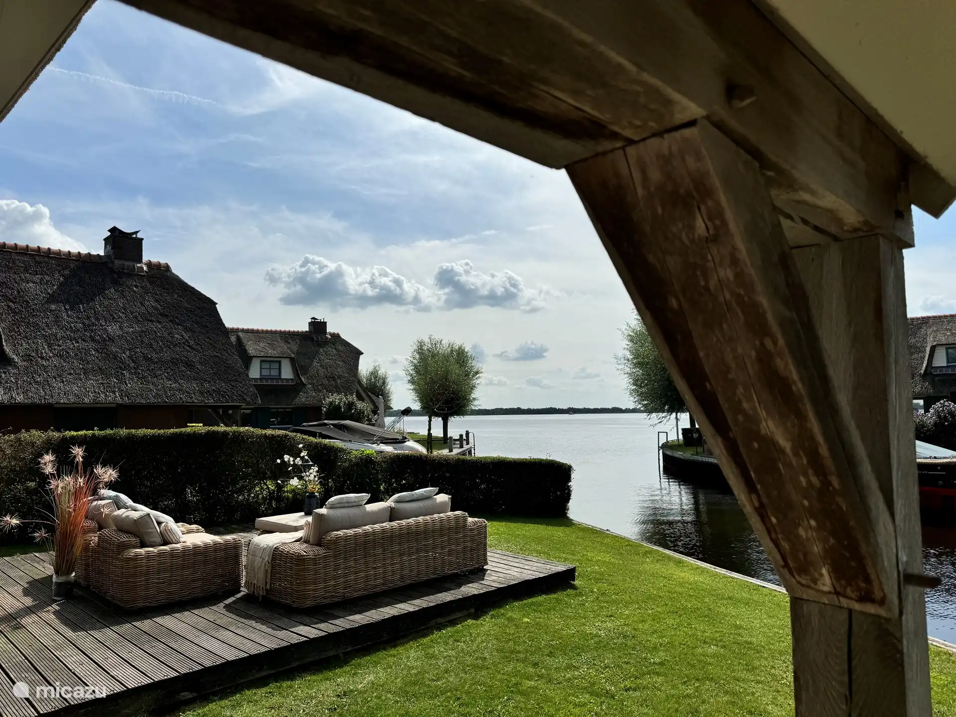 Neben der Lounge finden Sie links um die Ecke in der Nähe der Terrassentüren einen Gartentisch mit gut passenden Gartenstühlen. Sie sind nicht direkt am Wasser, also sind Sie nicht im Wind, sondern Sie sind im Blick auf den See.