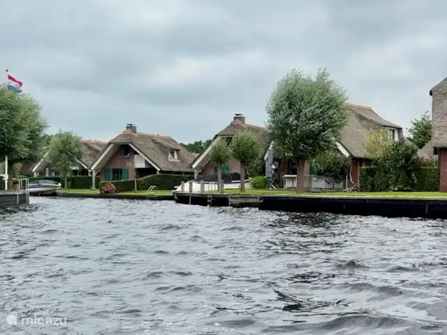 Villa Puur Giethoorn huren in Nederland, Overijssel, Wanneperveen - vakantiehuis Vanaf het water gezien na een dagje buiten weer terug naar je heerlijke plekje