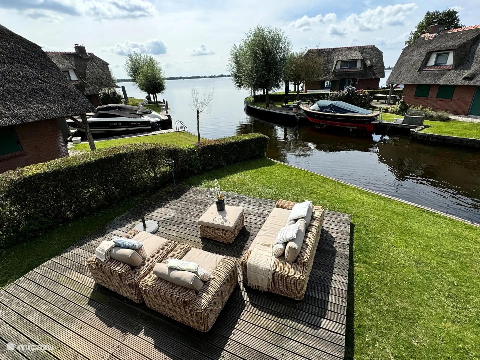 Eine sonnige Terrasse mit Blick auf den See De Belterwiede