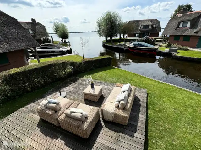 Villa Puur Giethoorn huren in Nederland, Overijssel, Wanneperveen - vakantiehuis Een zonnig terras met zicht op het meer De Belterwiede