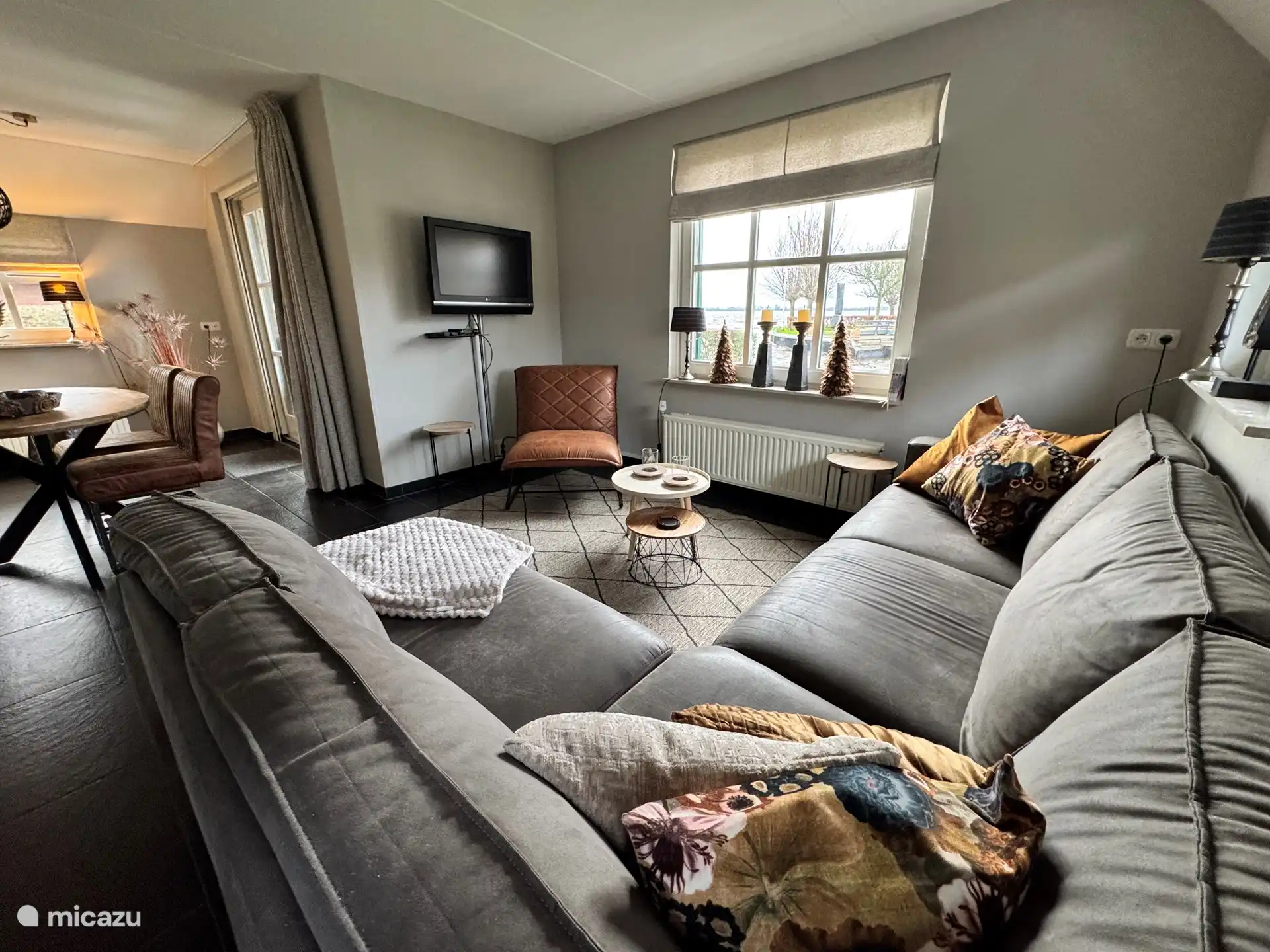 Werfen Sie einen Blick durch das Fenster und genießen Sie das offene Wasser