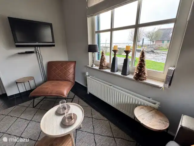 Villa Puur Giethoorn huren in Nederland, Overijssel, Wanneperveen - vakantiehuis De living is gezellig ingericht en beschikt over goed zittende meubels om te luieren of actief een boek te lezen. Er is WIFI aanwezig en de TV heeft een ZIGGO abonnement waar je gebruik van kunt maken.