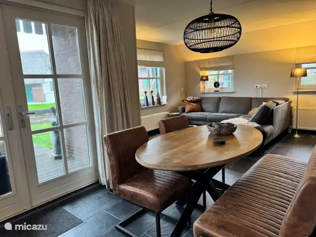 Villa Puur Giethoorn huren in Nederland, Overijssel, Wanneperveen - vakantiehuis De eettafel direct naast de keuken. Alles bij de hand.