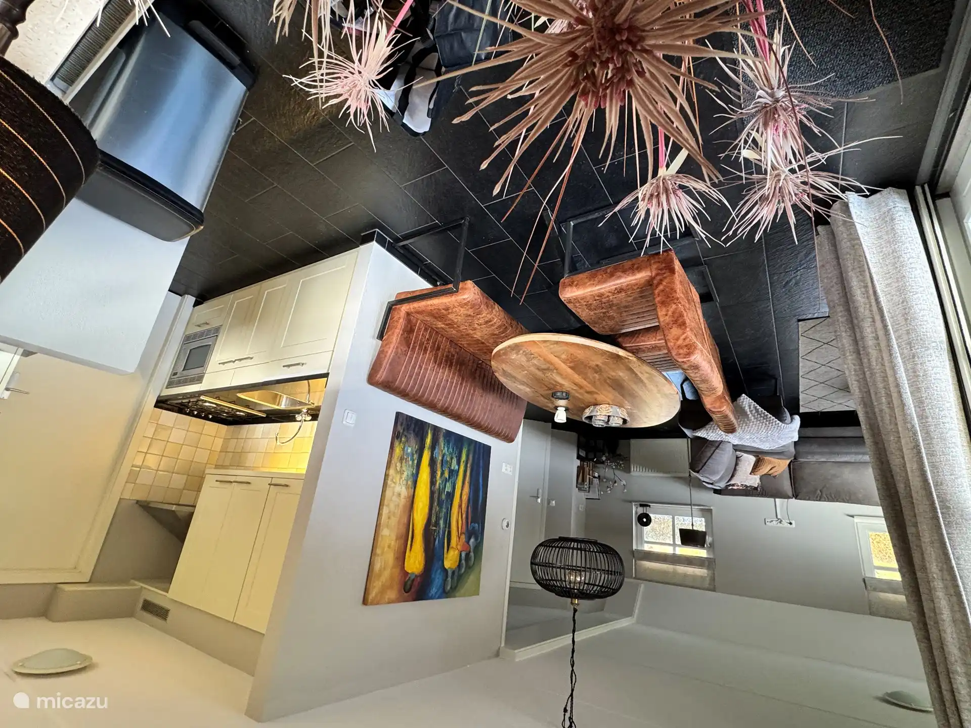 Das Esszimmer befindet sich neben der halboffenen Küche