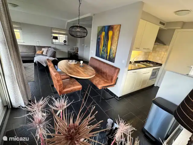 Villa Puur Giethoorn huren in Nederland, Overijssel, Wanneperveen - vakantiehuis De eetkamer is naast de half open keuken gelegen