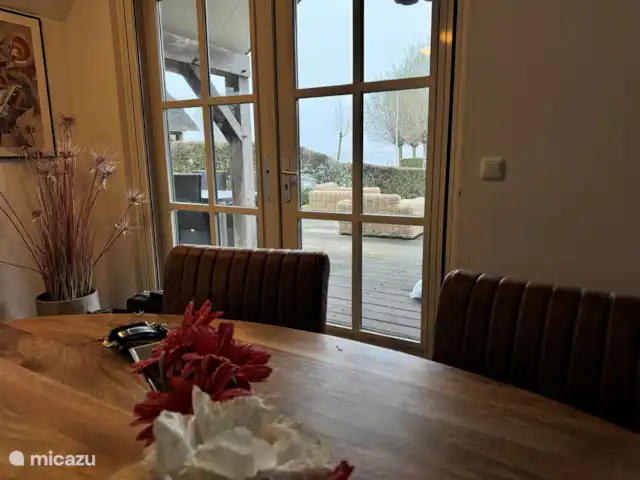 Villa Puur Giethoorn huren in Nederland, Overijssel, Wanneperveen - vakantiehuis De eetkamer heeft naar buiten openslaande deuren en vanaf de eetkamertafel heb je zicht op het water