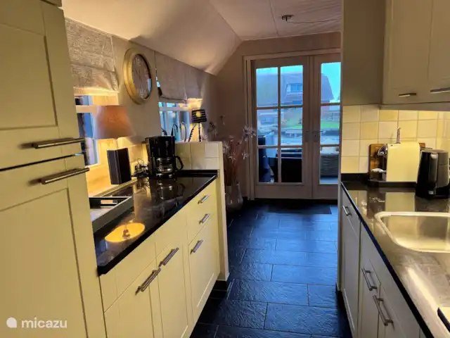 Villa Puur Giethoorn huren in Nederland, Overijssel, Wanneperveen - vakantiehuis De keuken beschikt over een oven, vaatwasser, filter koffiezetter, Nespresso machine, waterkoker, koel-/vriescombinatie en voldoende keukenspulletjes om heerlijk te kunnen koken.