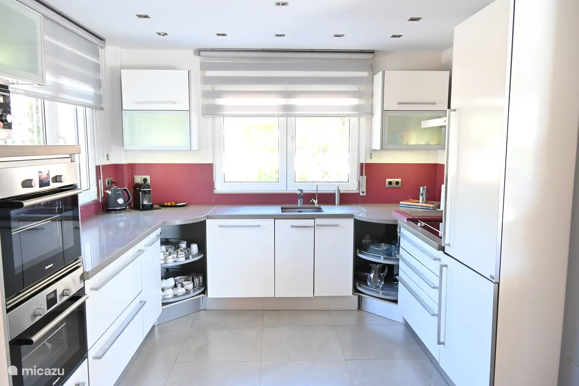 Cocina abierta completamente equipada