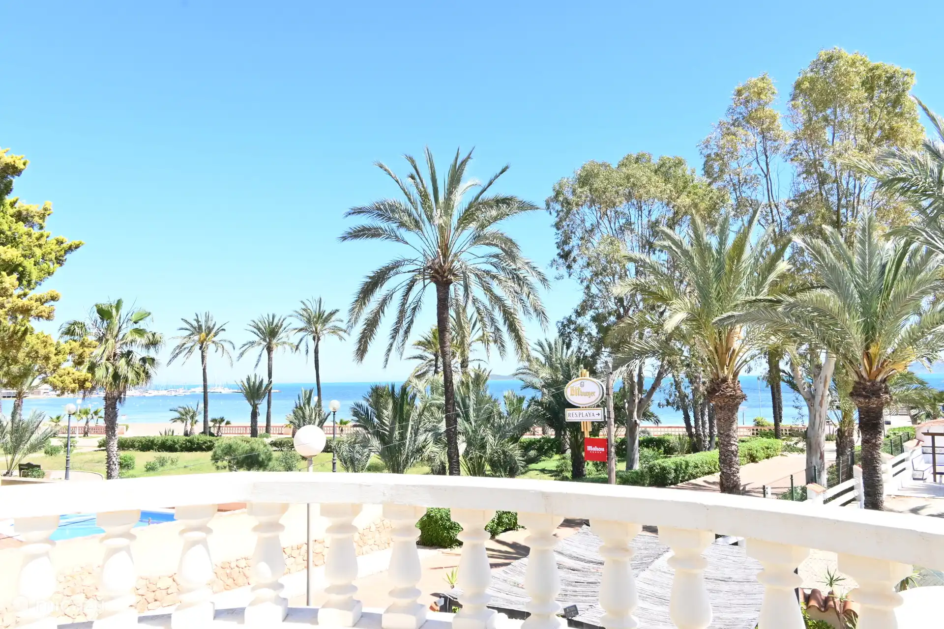 Vista al mar desde el dormitorio con balcón