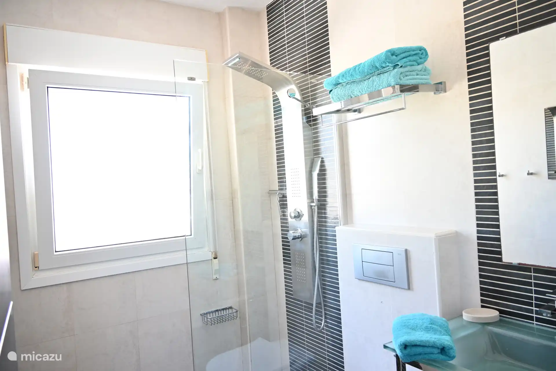 Baño en el dormitorio azul