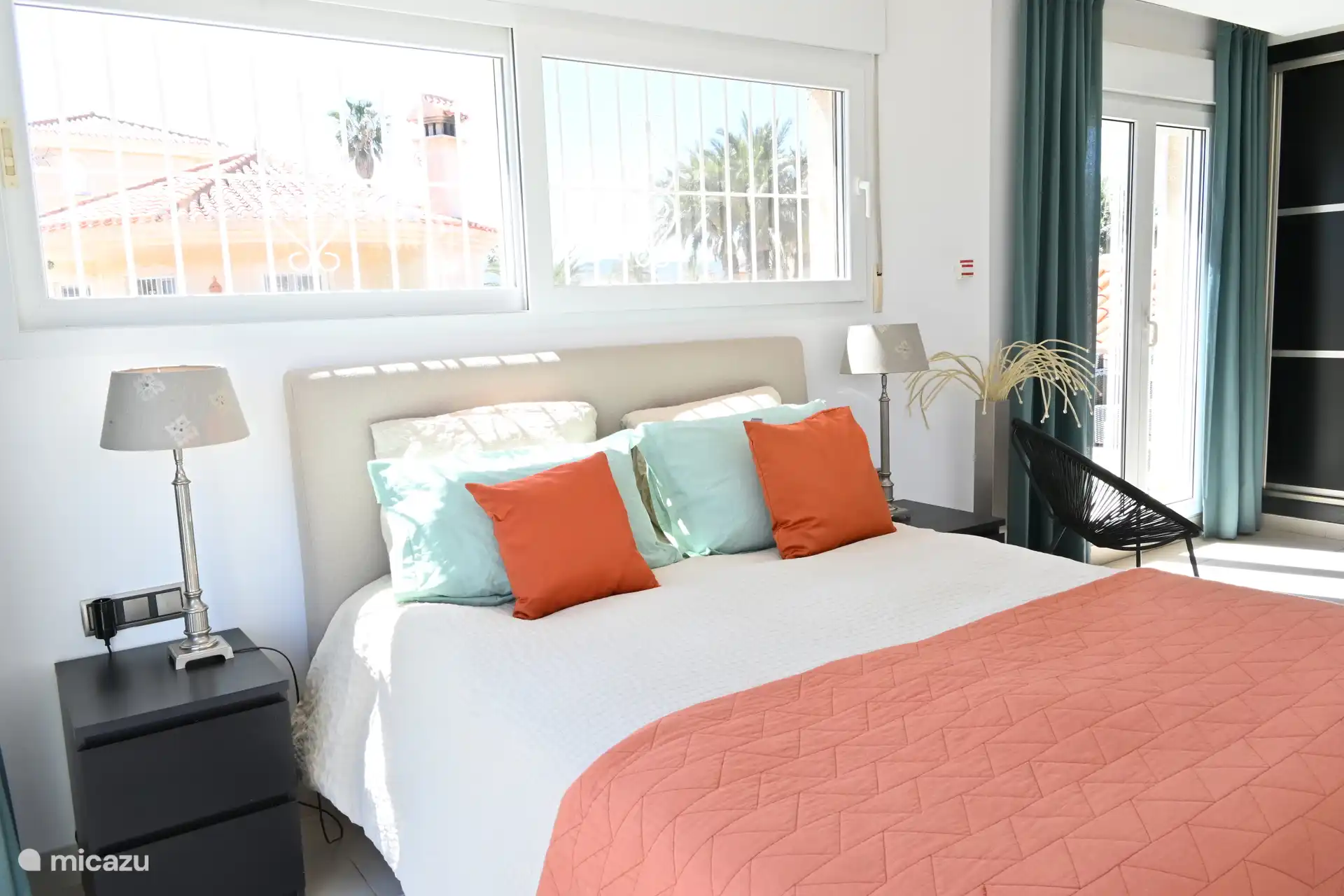 dormitorio en la primera planta, con dos balcones con vistas al mar