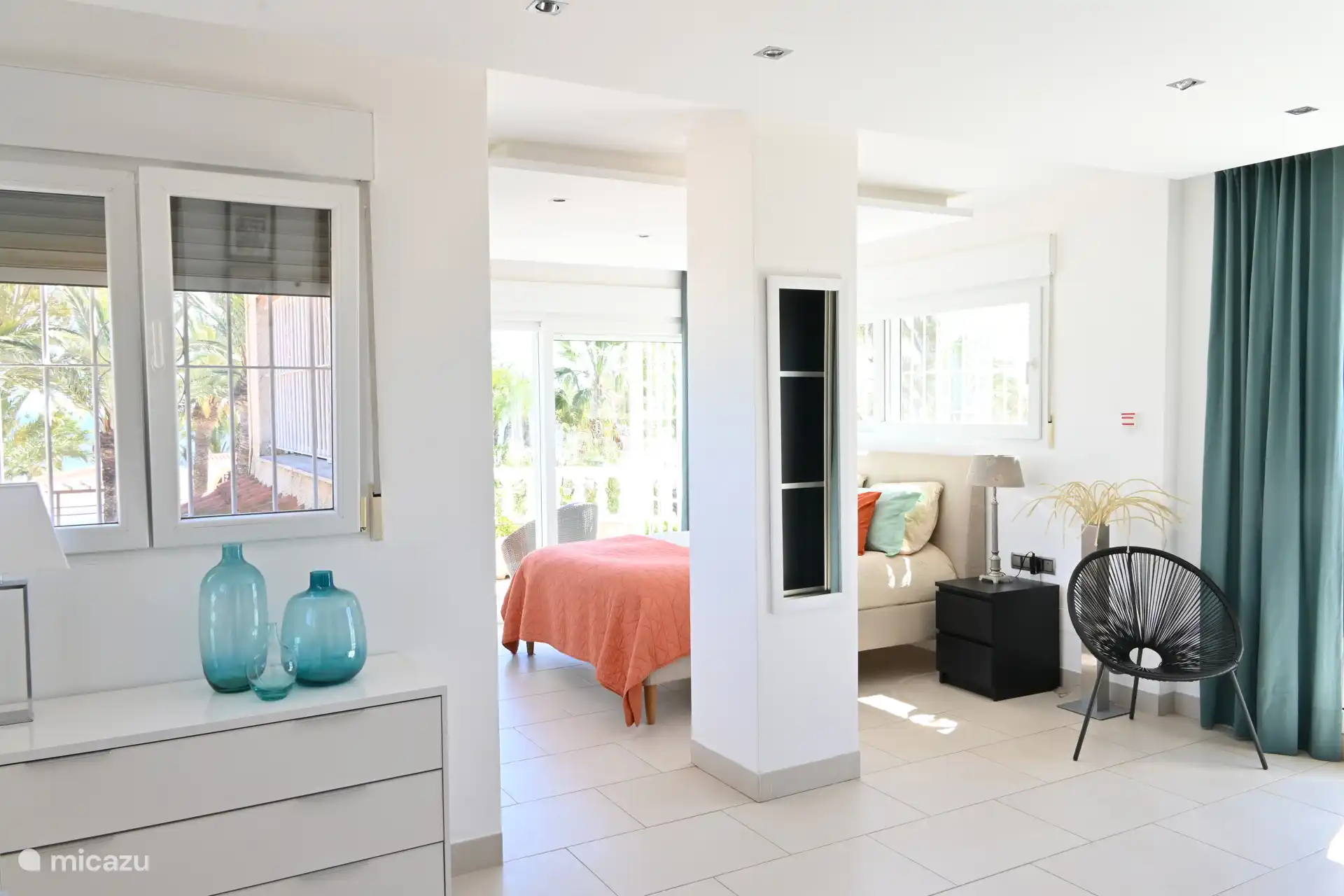 dormitorio en la primera planta, con dos balcones con vistas al mar