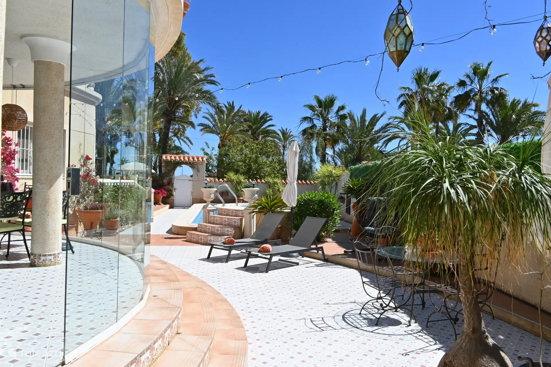 terraza (nota cortina de cristal ausente en el periodo de verano)