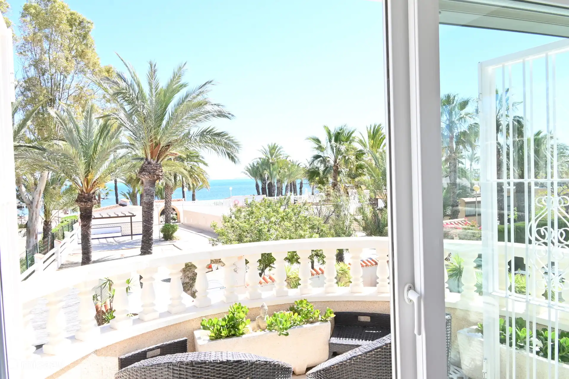 dormitorio con balcón y vistas al mar