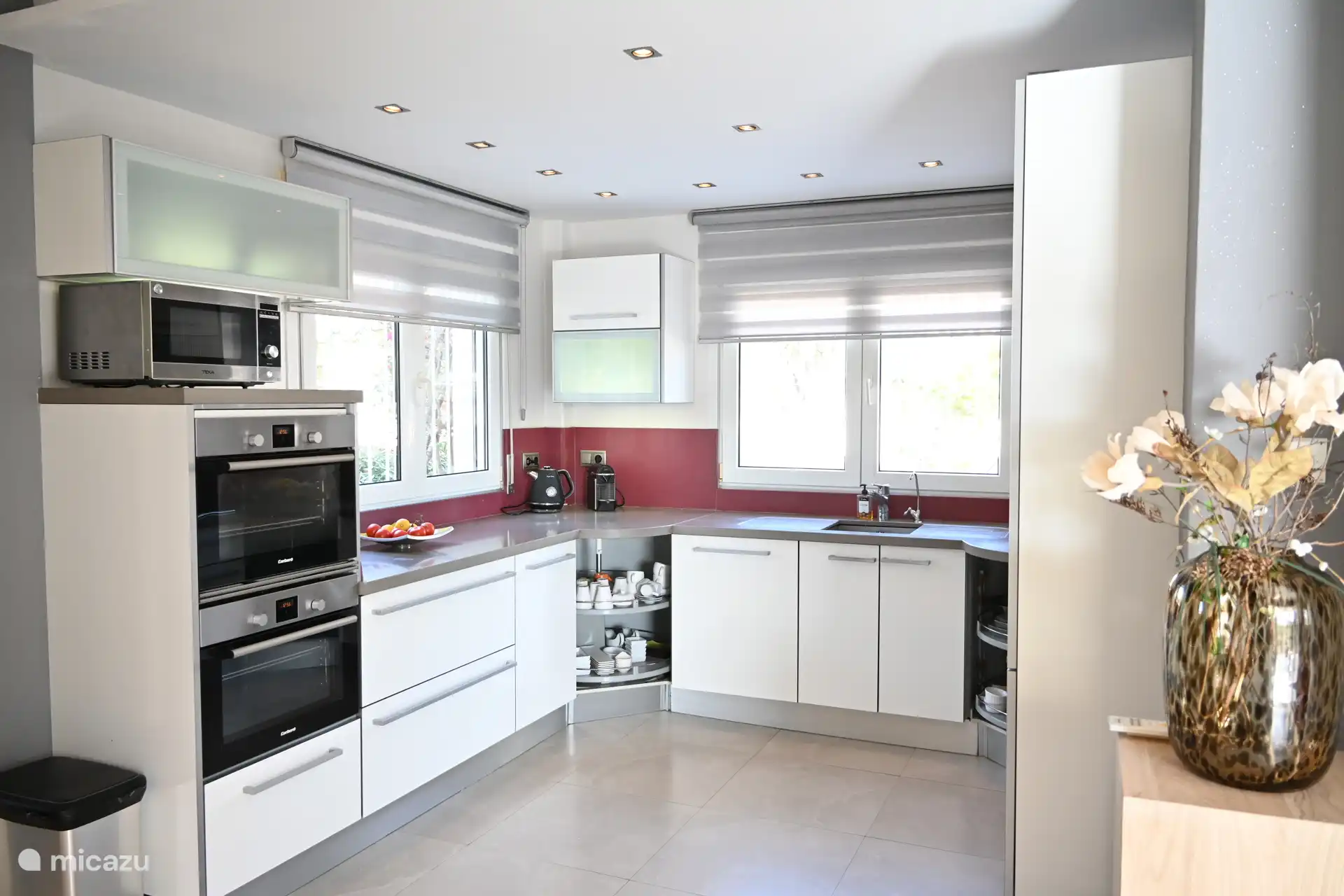 offene Küche mit allen Geräten