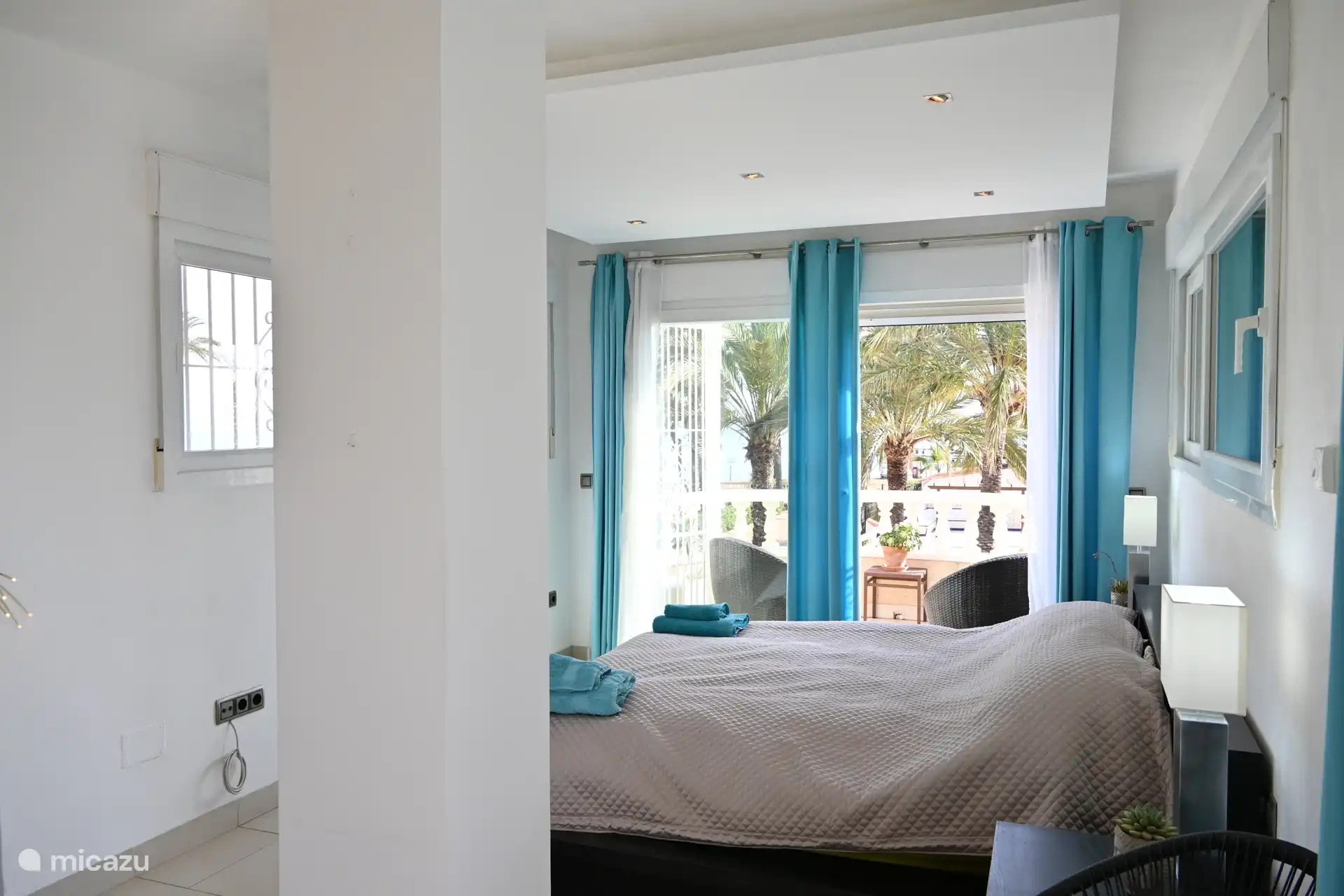 Schlafzimmer im Obergeschoss mit Balkon