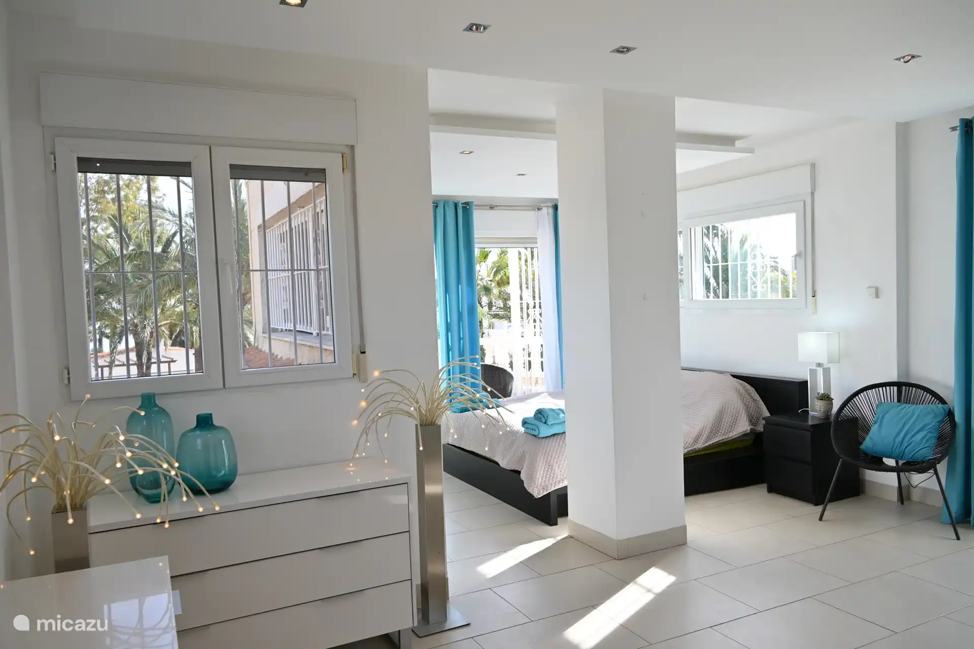 Schlafzimmer im Obergeschoss mit zwei Balkonen