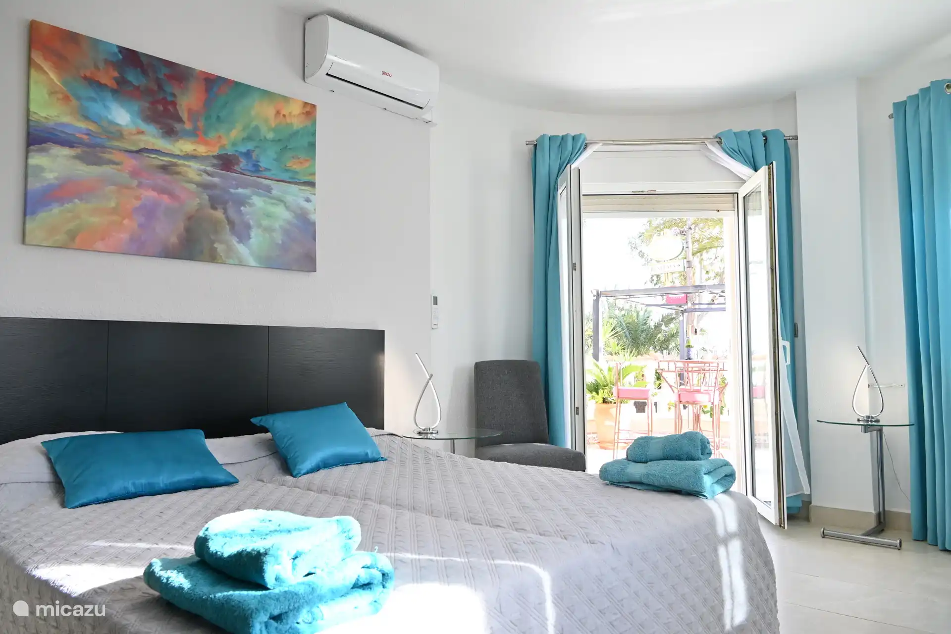 Schlafzimmer im Erdgeschoss mit privater Terrasse und Terrassentüren