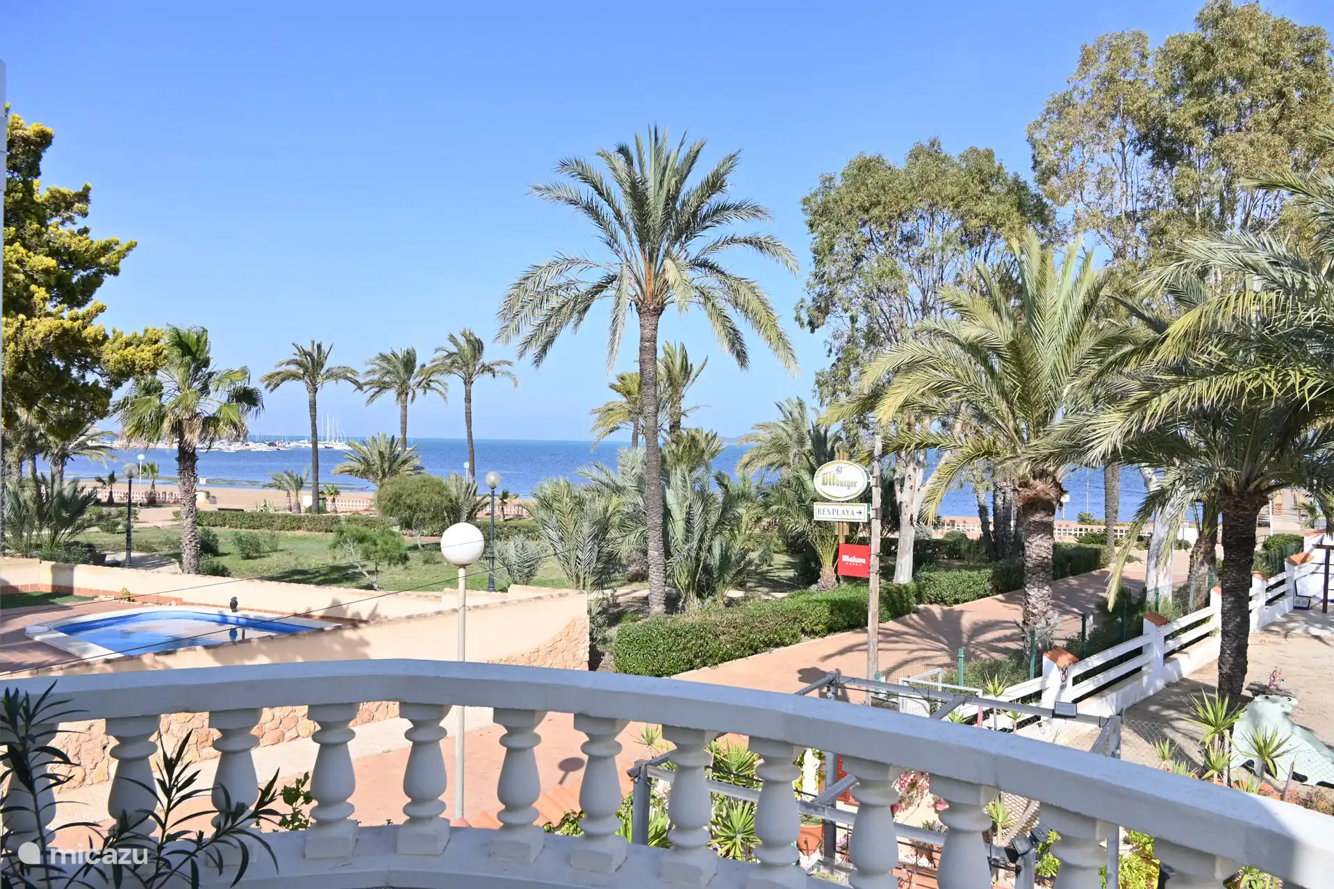 Blick auf den vorderen Balkon Schlafzimmer im Obergeschoss