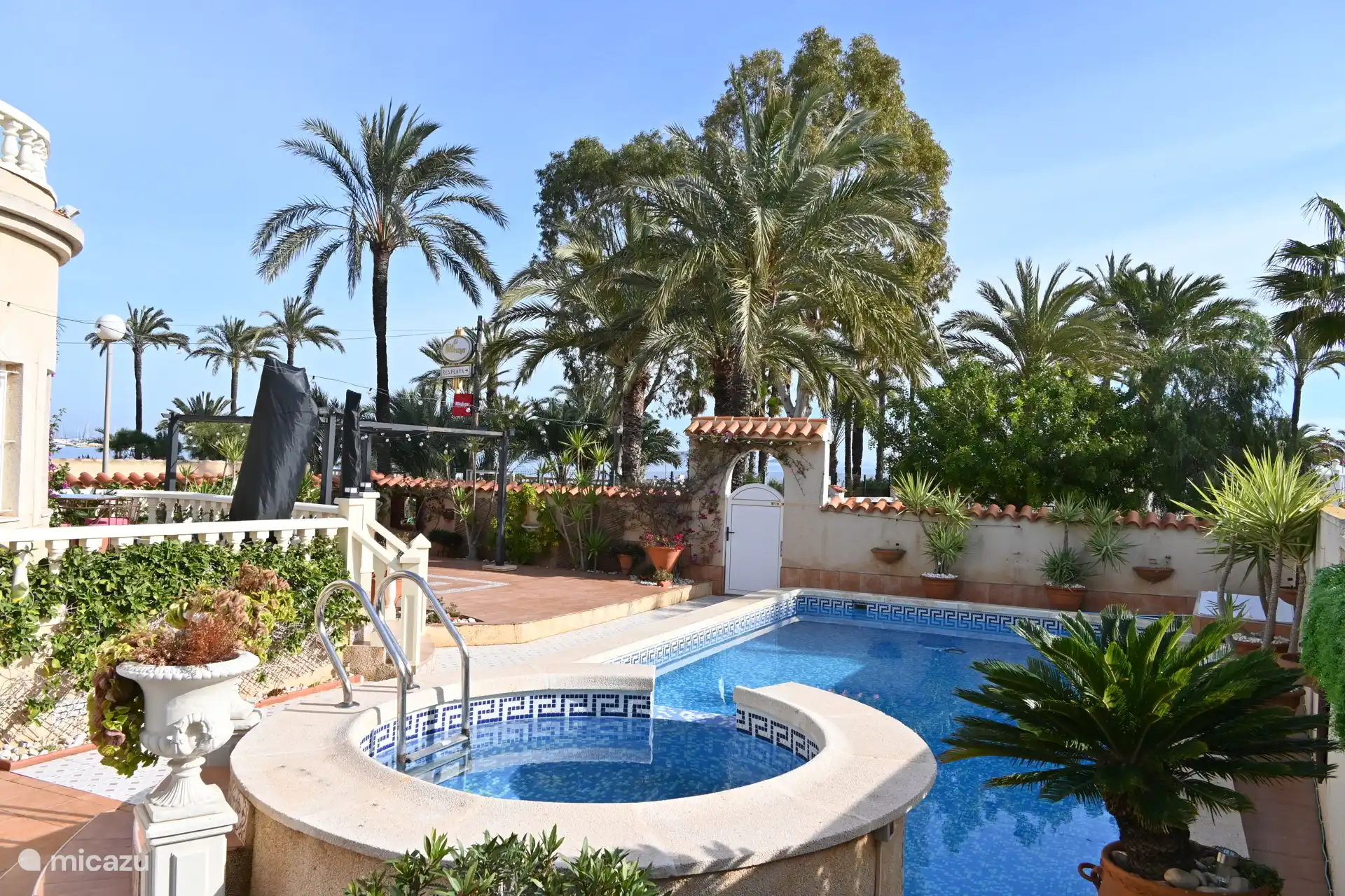 Jacuzzi und Pool und Terrasse