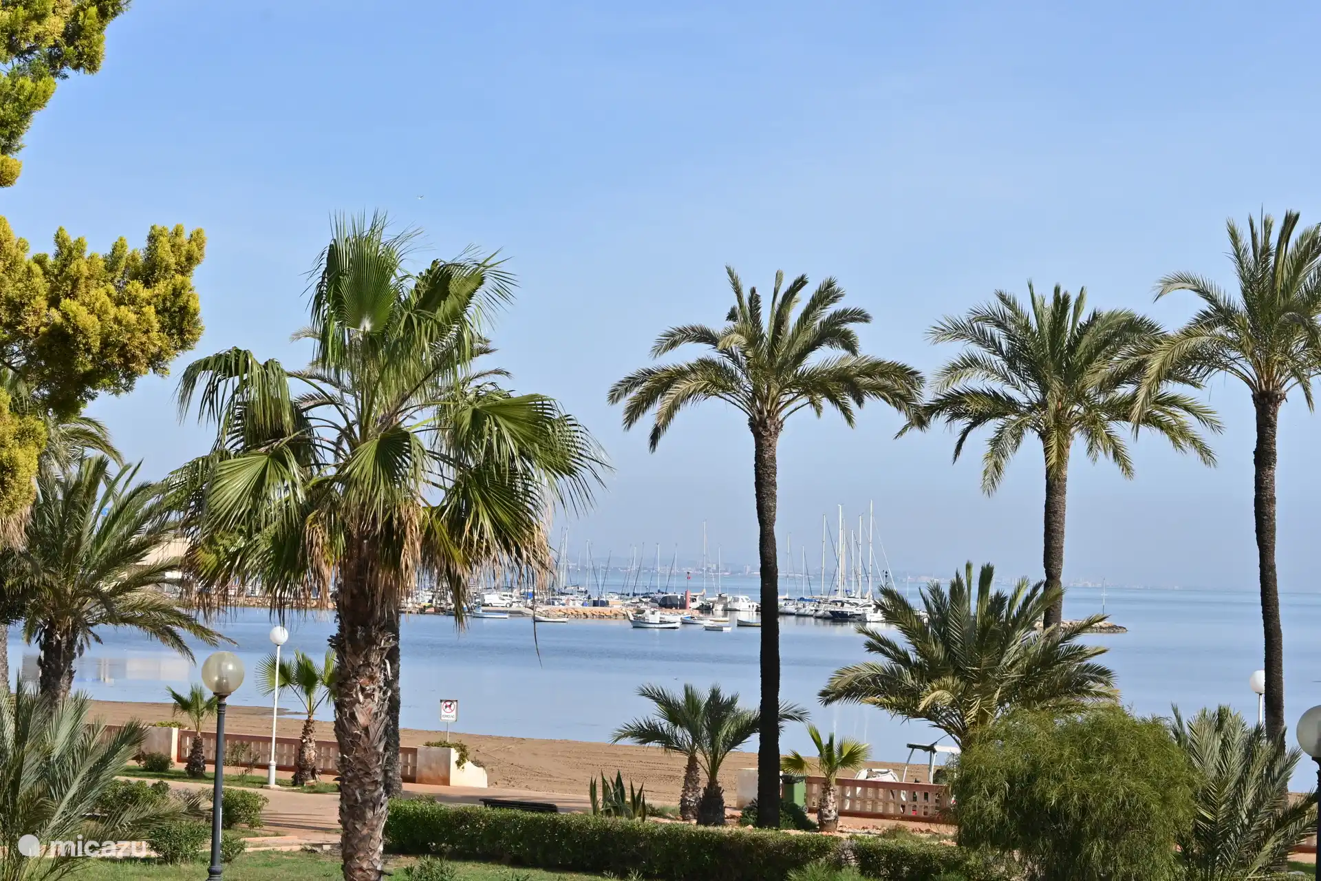 Balkon mit Blick auf das Schlafzimmer im Obergeschoss