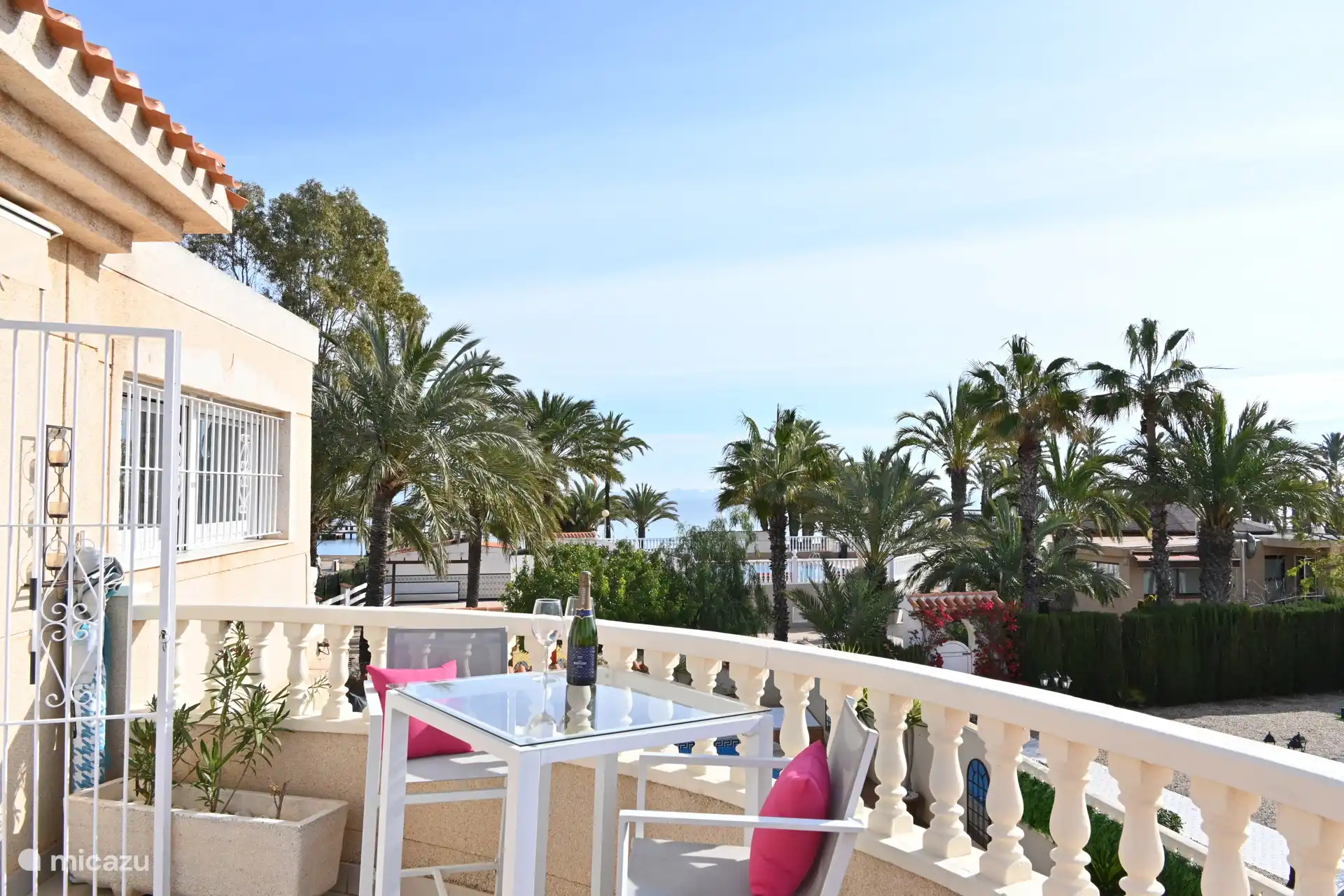 Schlafzimmer mit seitlichem Balkon und Aussicht