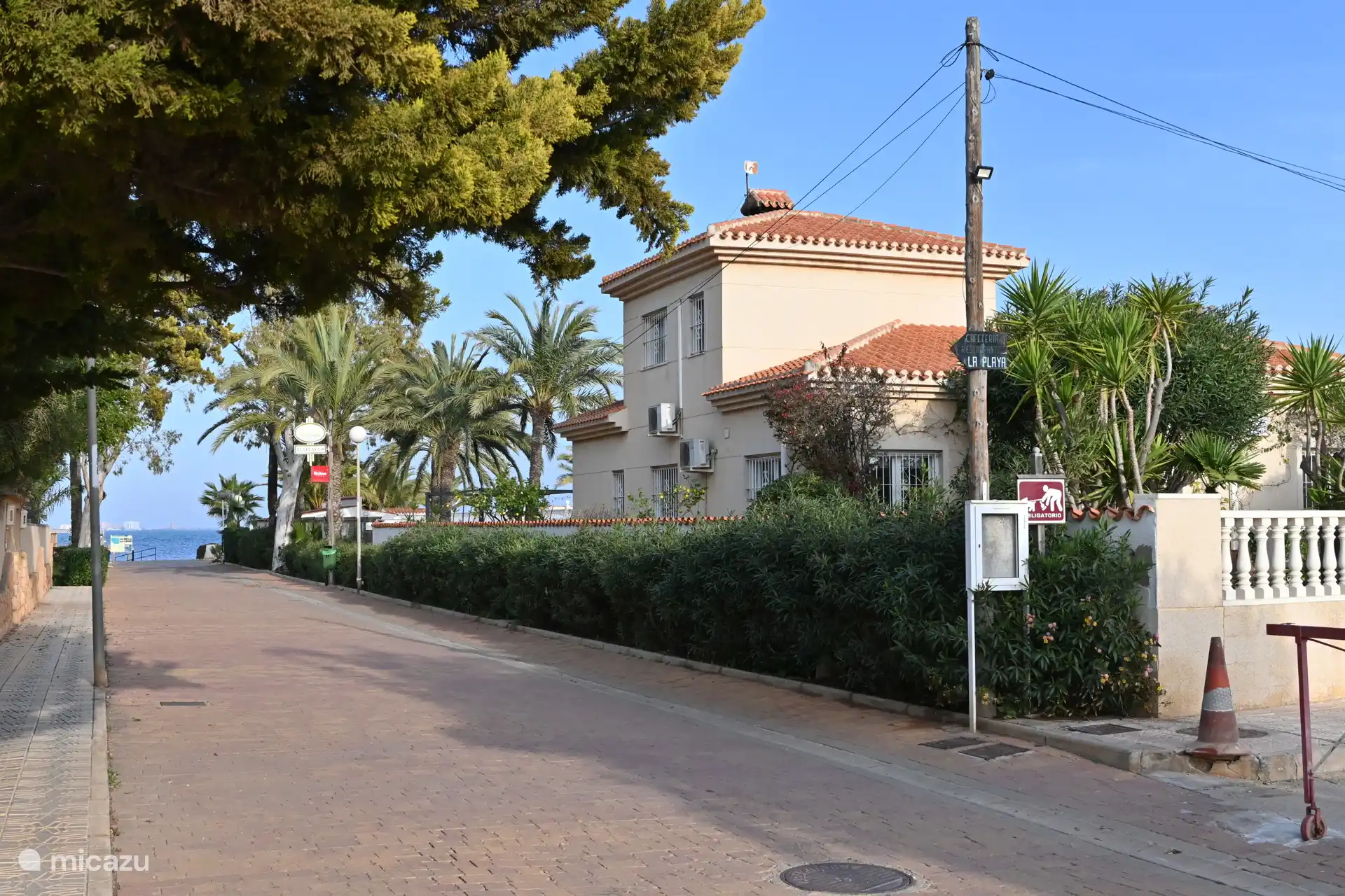 Blick auf das Haus von der Straße aus (kein Verkehr erlaubt, Fußgängerzone)