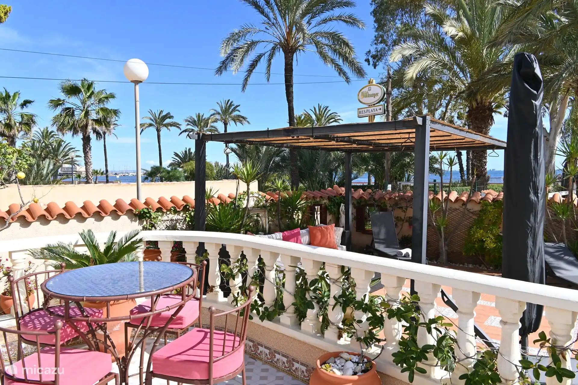 Blick von der Terrasse auf das Schlafzimmer im Erdgeschoss, Tasse Kaffee mit Meerblick