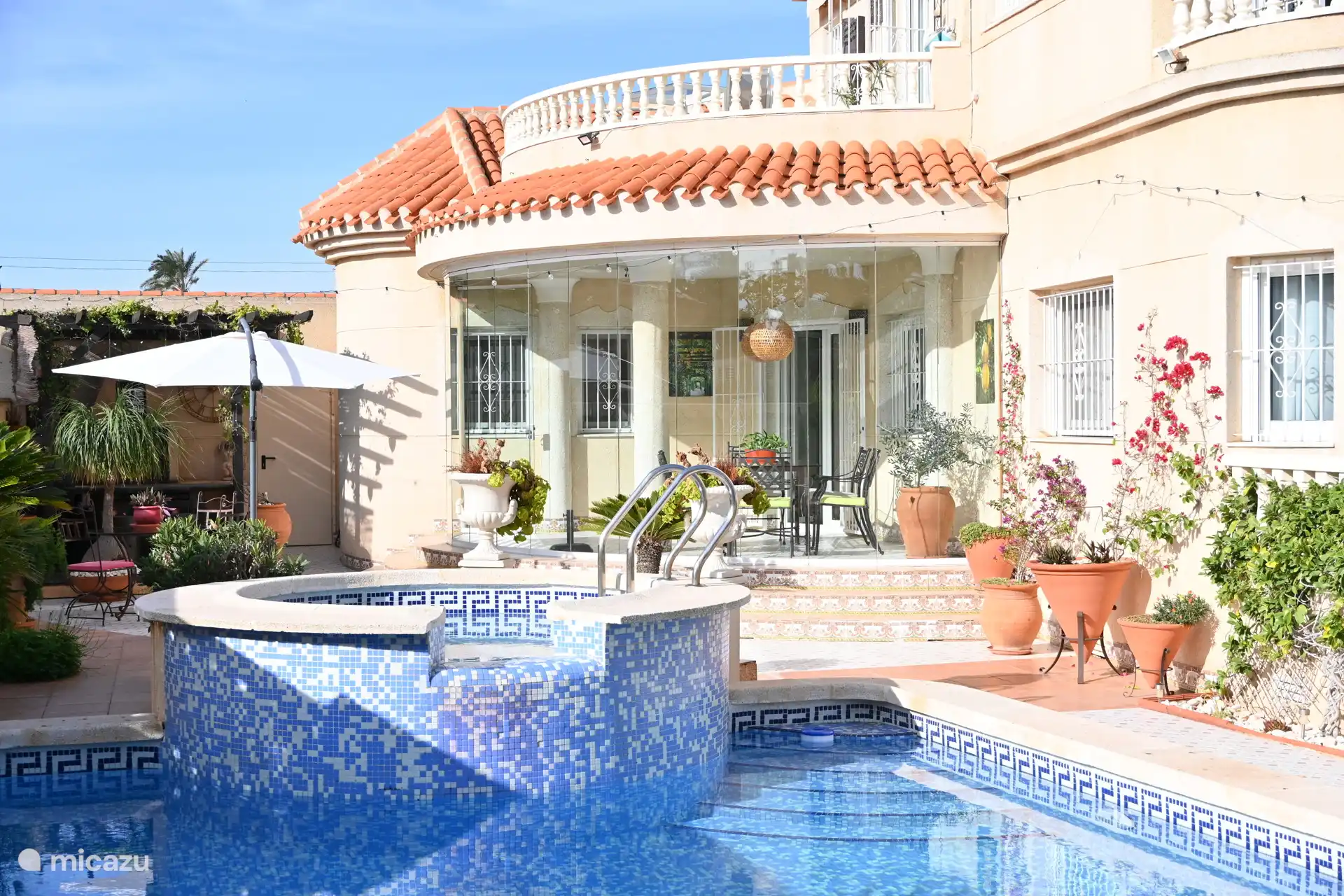 überdachte Terrasse mit gläsernem Wintervorhang