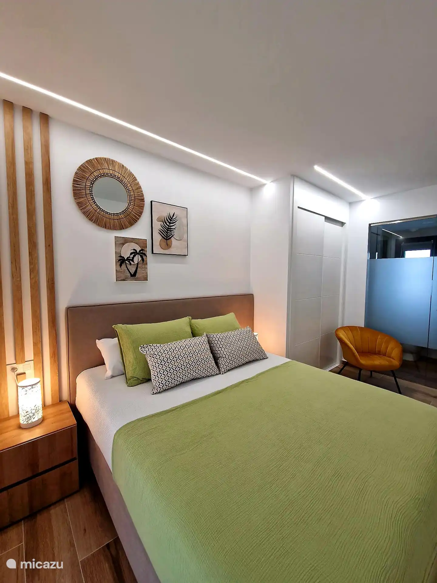 Slaapkamer 1 met en suite badkamer