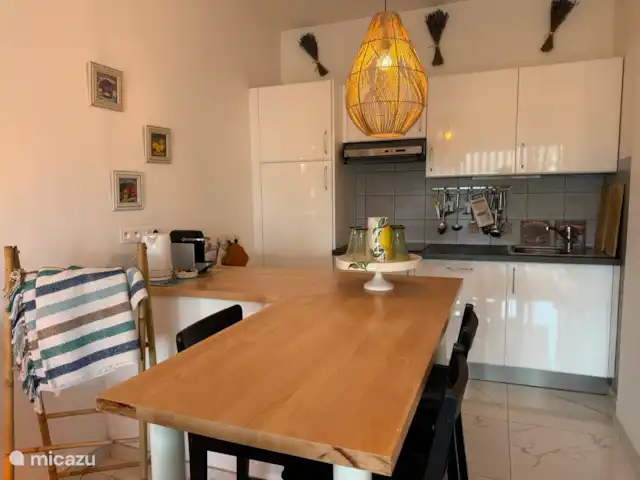 Appartement de luxe sur la plage | France, Côte d'Azur, Cap d'Antibes - appartement cuisine avec 5 tabourets de bar