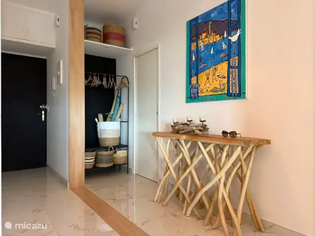 Appartement de luxe sur la plage | France, Côte d'Azur, Cap d'Antibes - appartement Hall avec porte d’entrée à gauche en noir et à droite l’armoire