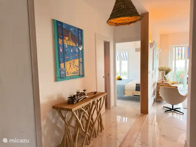 Appartement de luxe sur la plage | France, Côte d'Azur, Cap d'Antibes - appartement Hall d’entrée avec une salle de bain à gauche et la 2ème chambre à gauche et la chambre principale tout droit et le salon avec cuisine à droite