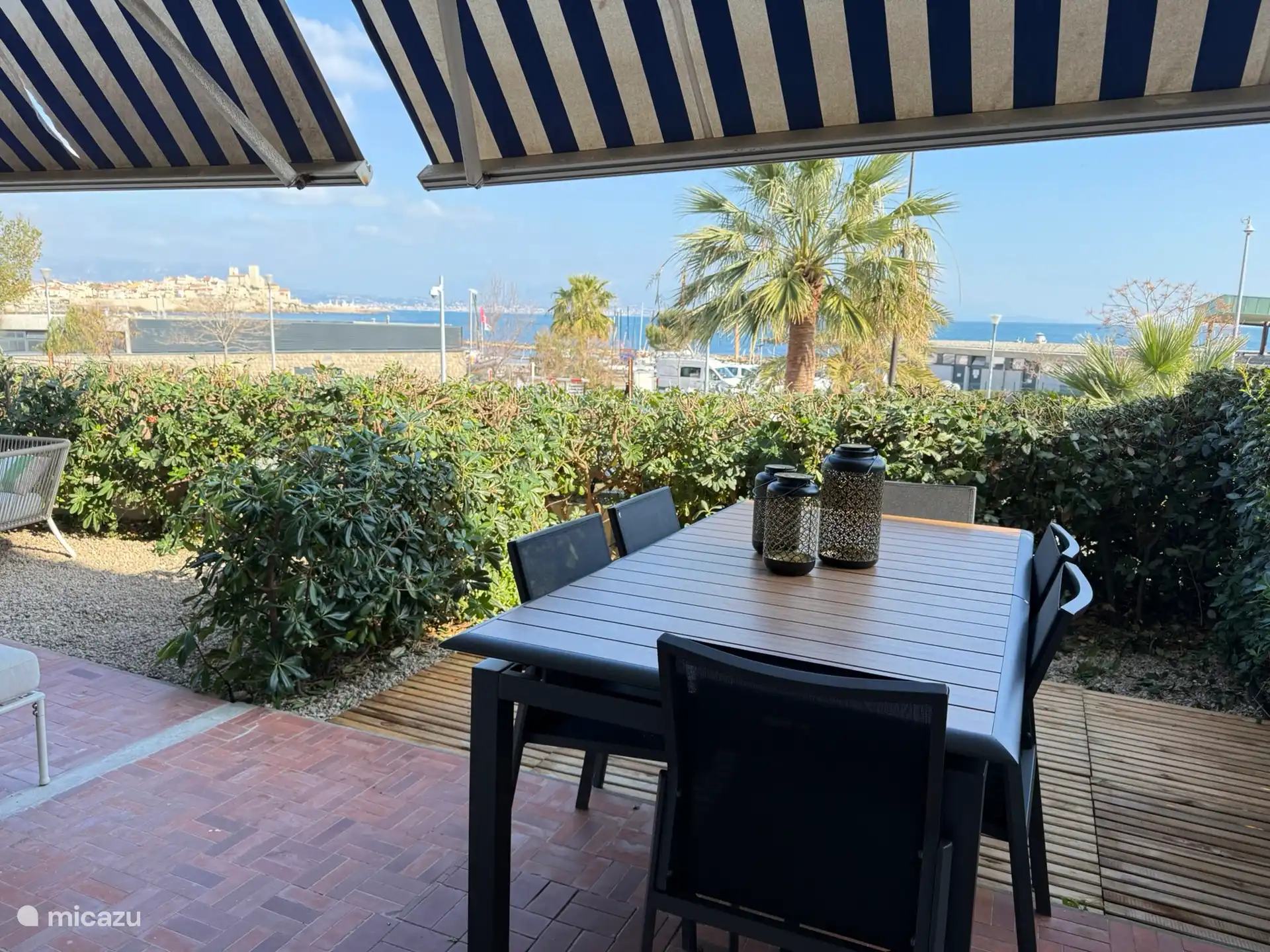 large dining table that can be made even larger by pulling out both sides and an extra intermediate piece automatically rises