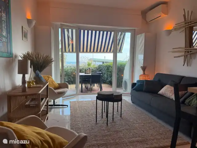 Appartement de luxe sur la plage | France, Côte d'Azur, Cap d'Antibes - appartement Salon avec canapé canapé où les personnes 5 et 6 peuvent dormir. Le canapé est king-size 2,00 x 1,80 m et peut être converti en lit et redevenu un canapé en un rien de temps.