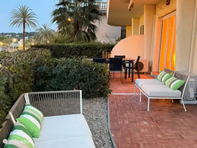 Appartement de luxe sur la plage | France, Côte d'Azur, Cap d'Antibes - appartement jardin avec coin salon
