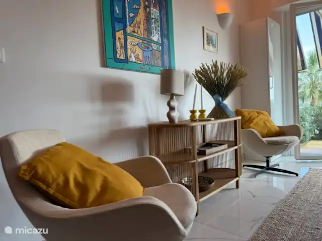 Appartement de luxe sur la plage | France, Côte d'Azur, Cap d'Antibes - appartement Salon avec portes-fenêtres donnant sur le jardin et la terrasse