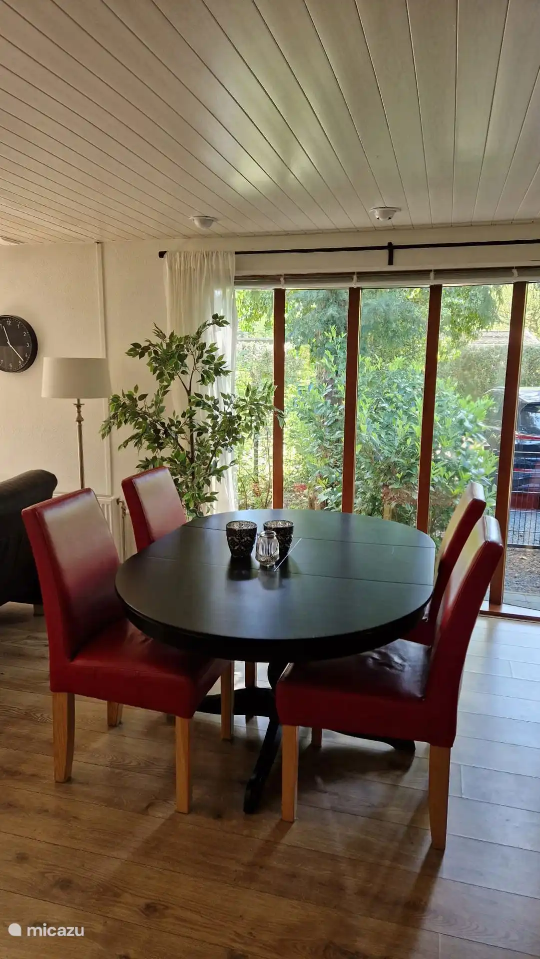 Der Esstisch mit Blick nach draußen