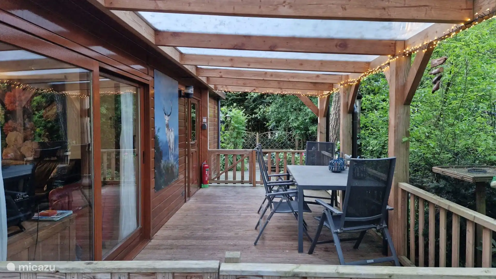 Die überdachte gemütliche Terrasse mit Blick auf den Hinterhof